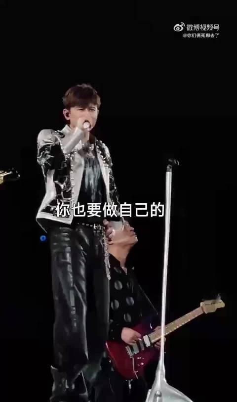 张杰杭州演唱会上的一句“我是歌手，不是逗人的人”被部分网友断章取义，曲解为内涵妻
