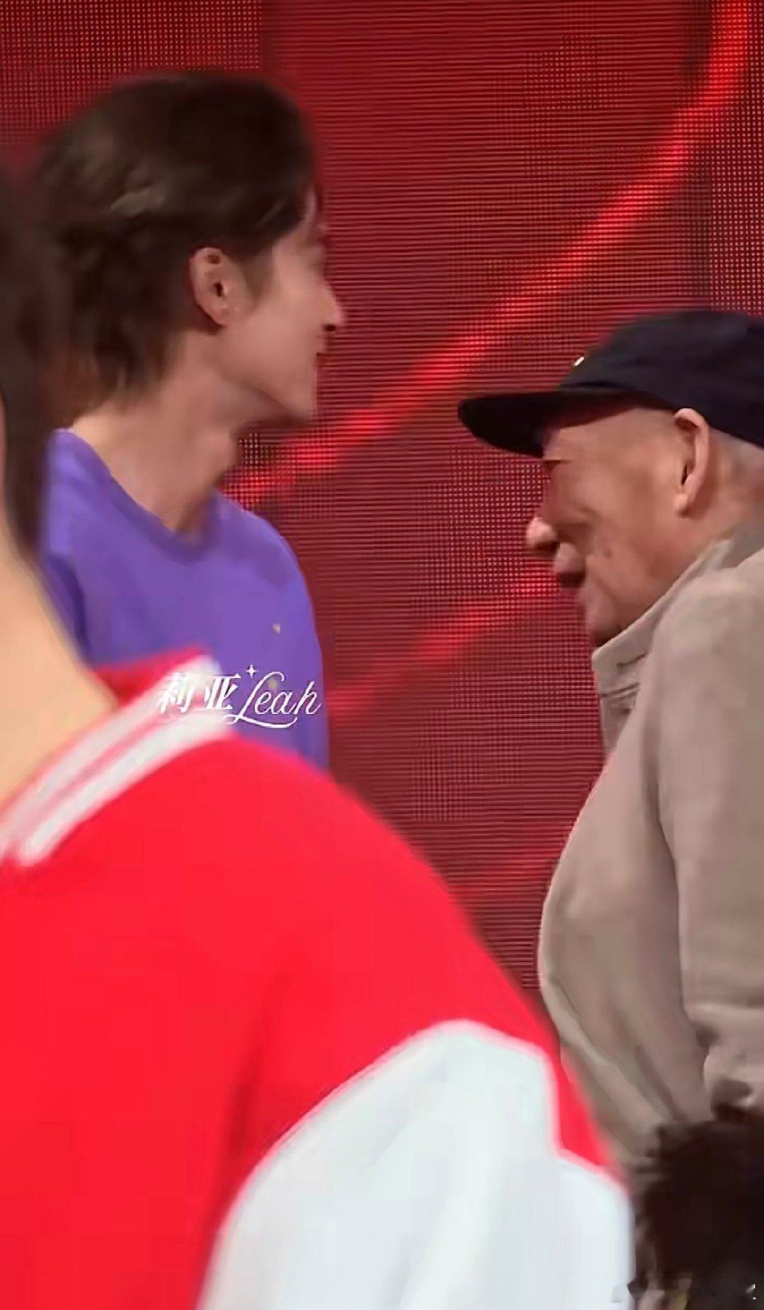 张艺谋看王鹤棣的眼神 藏不住的欣赏！王鹤棣对前辈全程90度鞠躬，细节见人品的乖宝