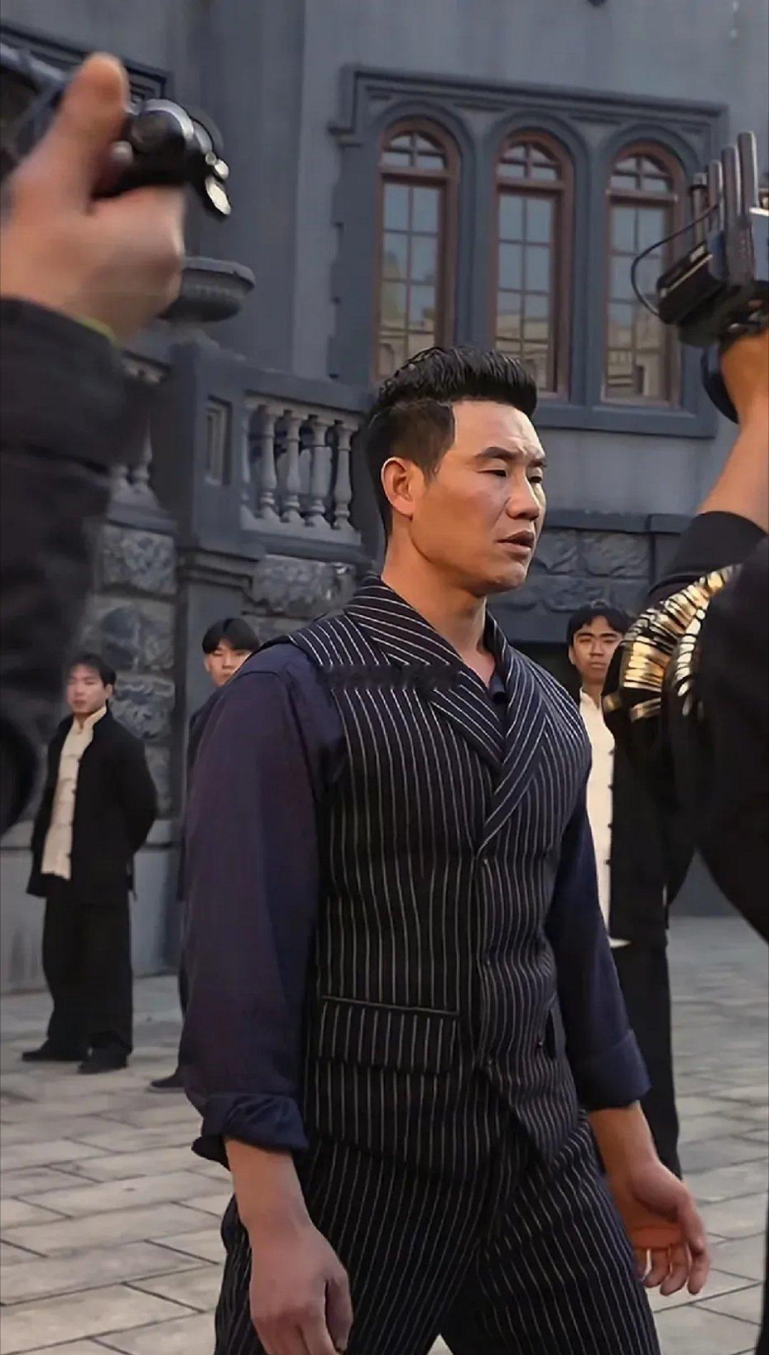 嘎子哥的动作戏真够嘎的，从此江湖又多出了好多表情包。 ​​​