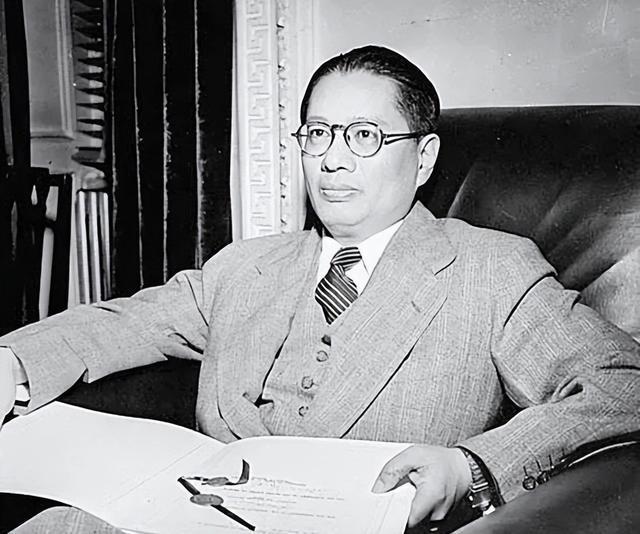 胜利喜讯传入重庆，北大代理校长傅斯年街头失态狂欢，一腔疯癫藏十四年家国血泪
 