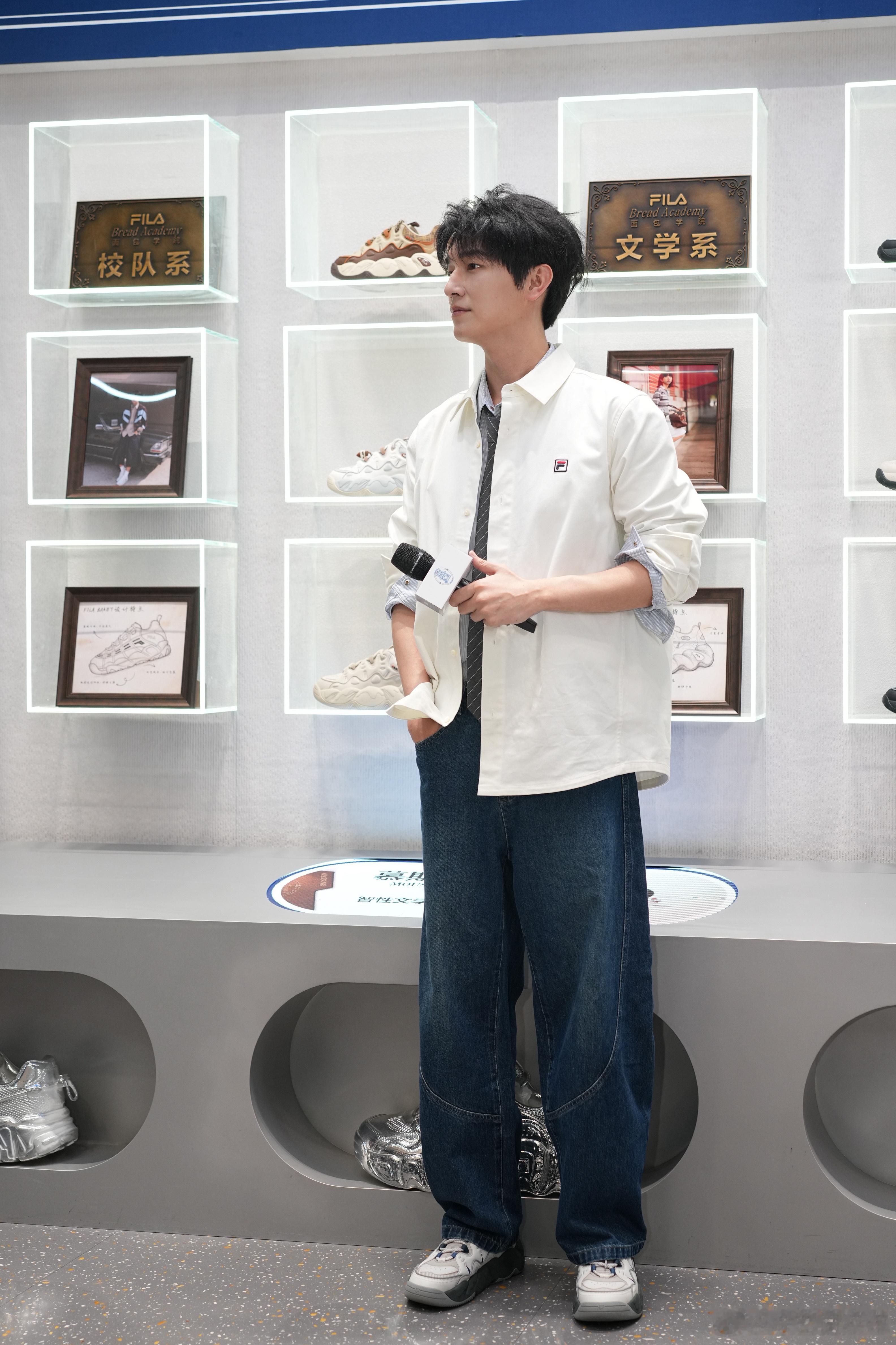 不会穿搭的人建议反复观看 谁能抵抗杨旭文这种清清爽爽的学长感！整套造型摒弃花哨设