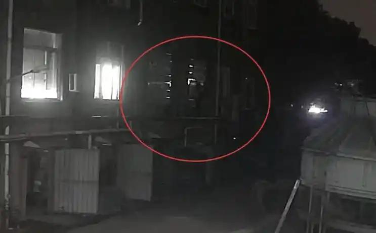 浙江绍兴，凌晨翻墙进金店，1800克黄金装袋就跑！以为跨省就能销赃？警察跨省追到