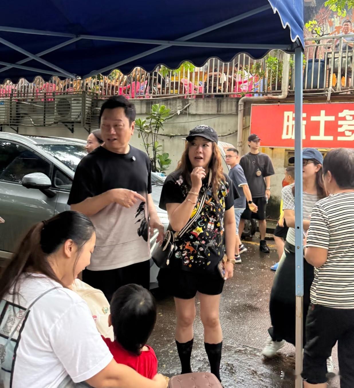 62岁黎耀祥与妻子梁耀莲现身佛山！

二人打扮休闲接地气，漫步街边十分自在。餐桌