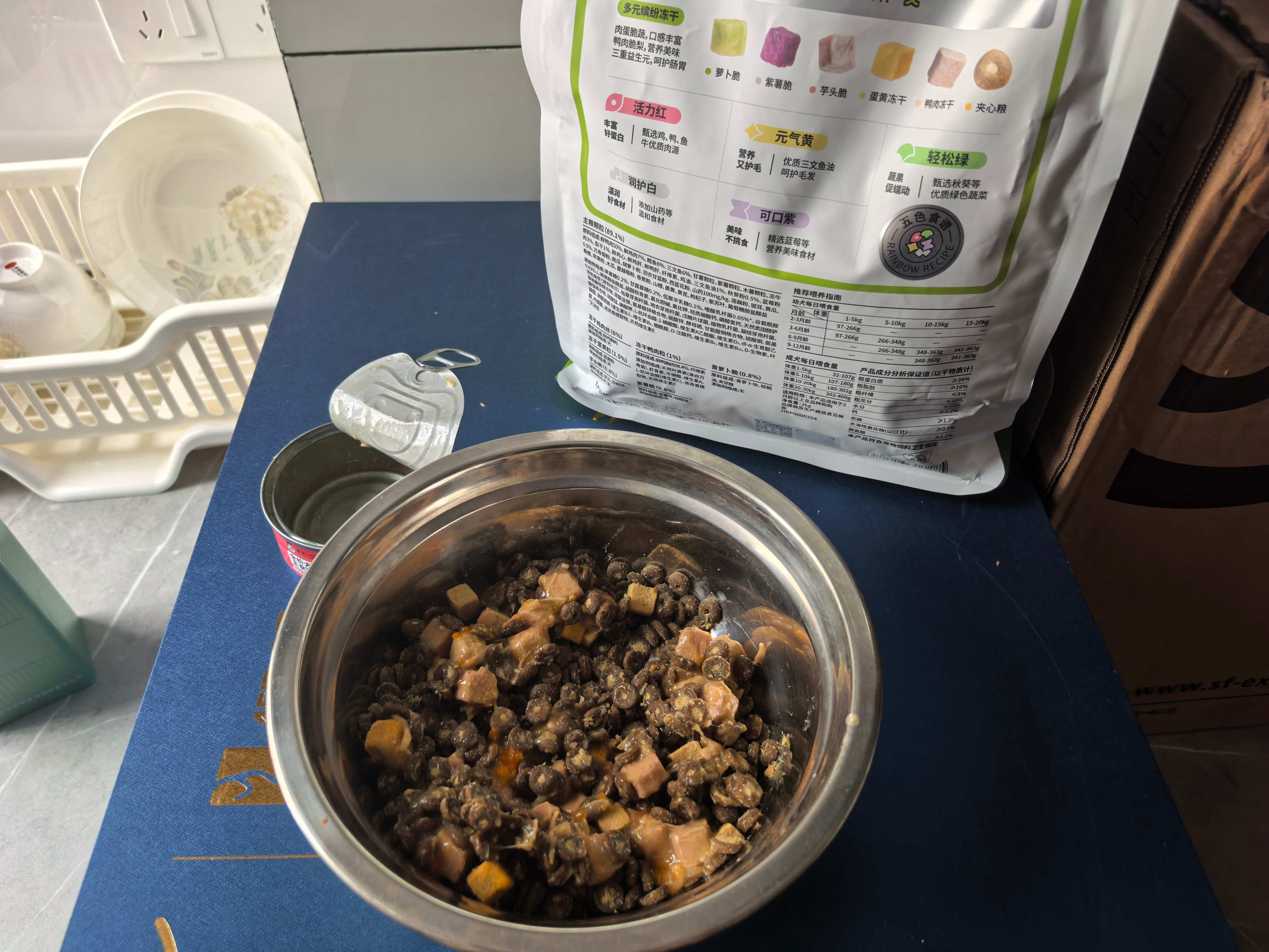 今天给小萌的饭。我其实挺困惑的，网上有很多声音说给狗吃狗粮就是在害狗，还有很多声