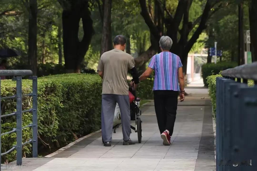 发现一个奇怪的现象：居然有人说结婚就是害父母，年轻人不结婚不生孩子也挺好。
不仅