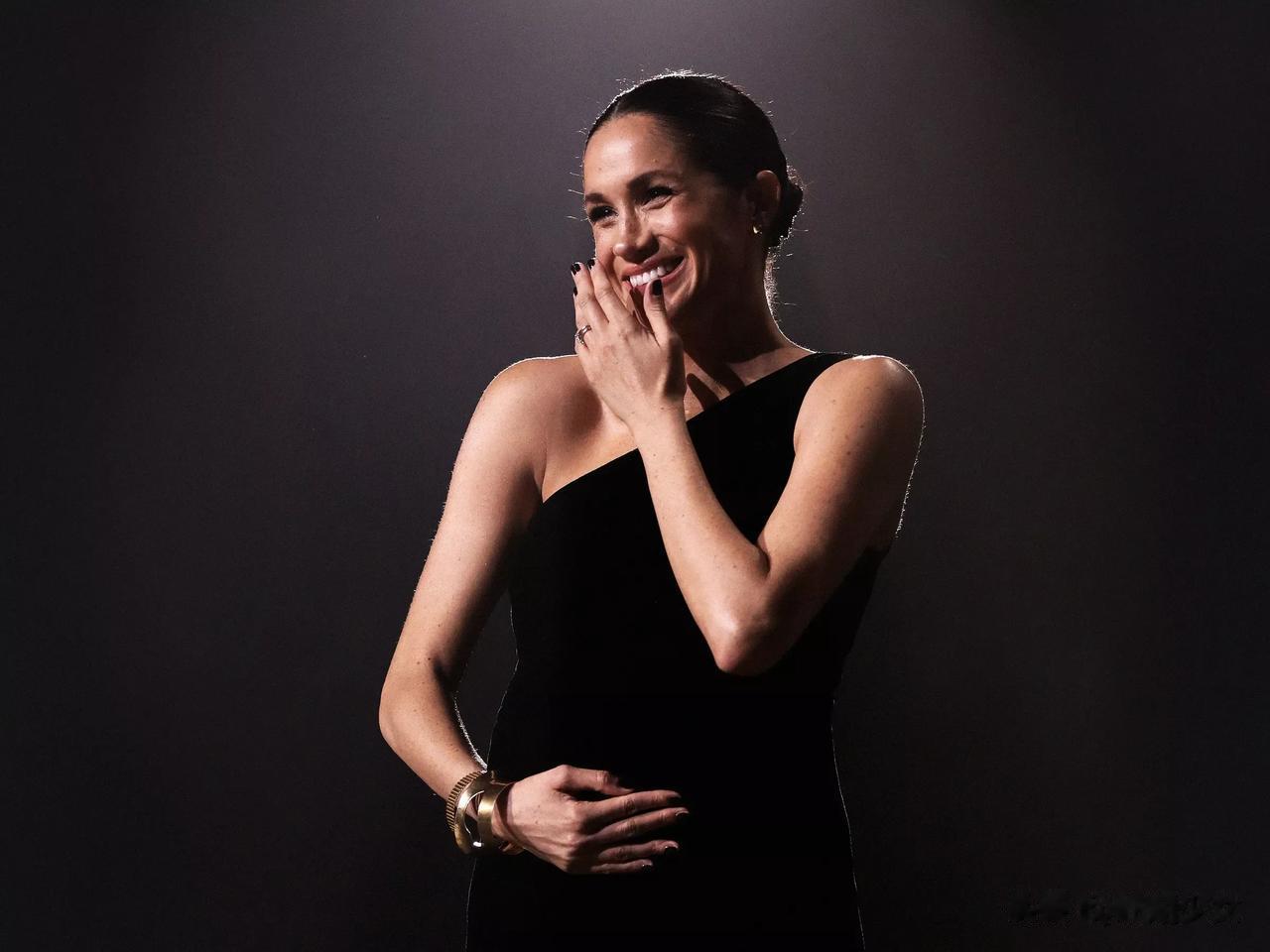 给梅根出个主意，如果想要缓和跟查尔斯的关系，梅根可以生个三胎。鉴于凯特应该不会再