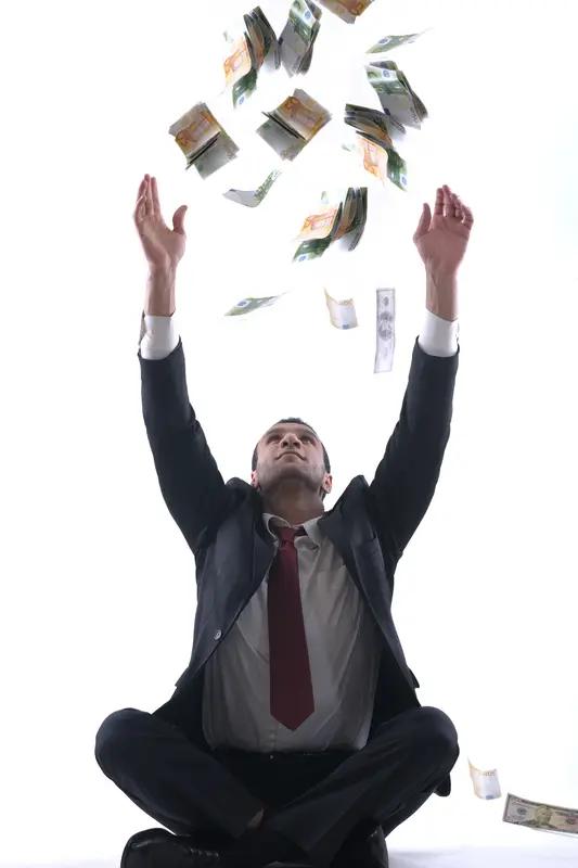 挣钱最终为了什么？其实就是为了生活里多些选择权。
父母生病时，不用为医药费发愁，