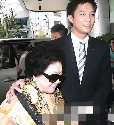 2013年，郭晶晶诞下长子霍中曦，90岁太奶奶吕燕妮在孙子霍启山搀扶下亲赴医院探