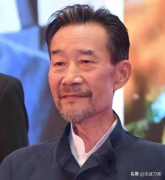 失聪李雪健抗癌26年，他在无声世界雕刻角色

72岁的李雪健把早已失效的助听器收
