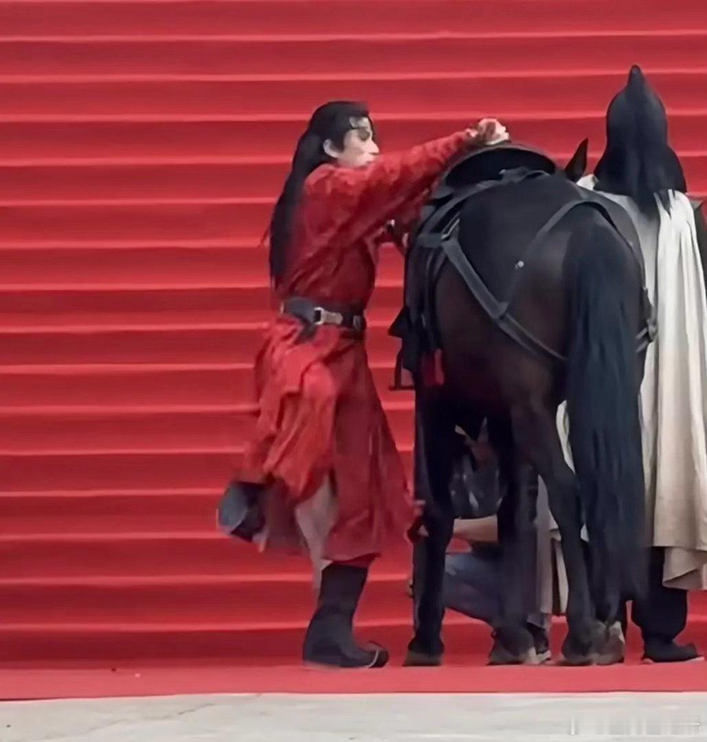 走了个粉底液将军，来了个高跟鞋将军 