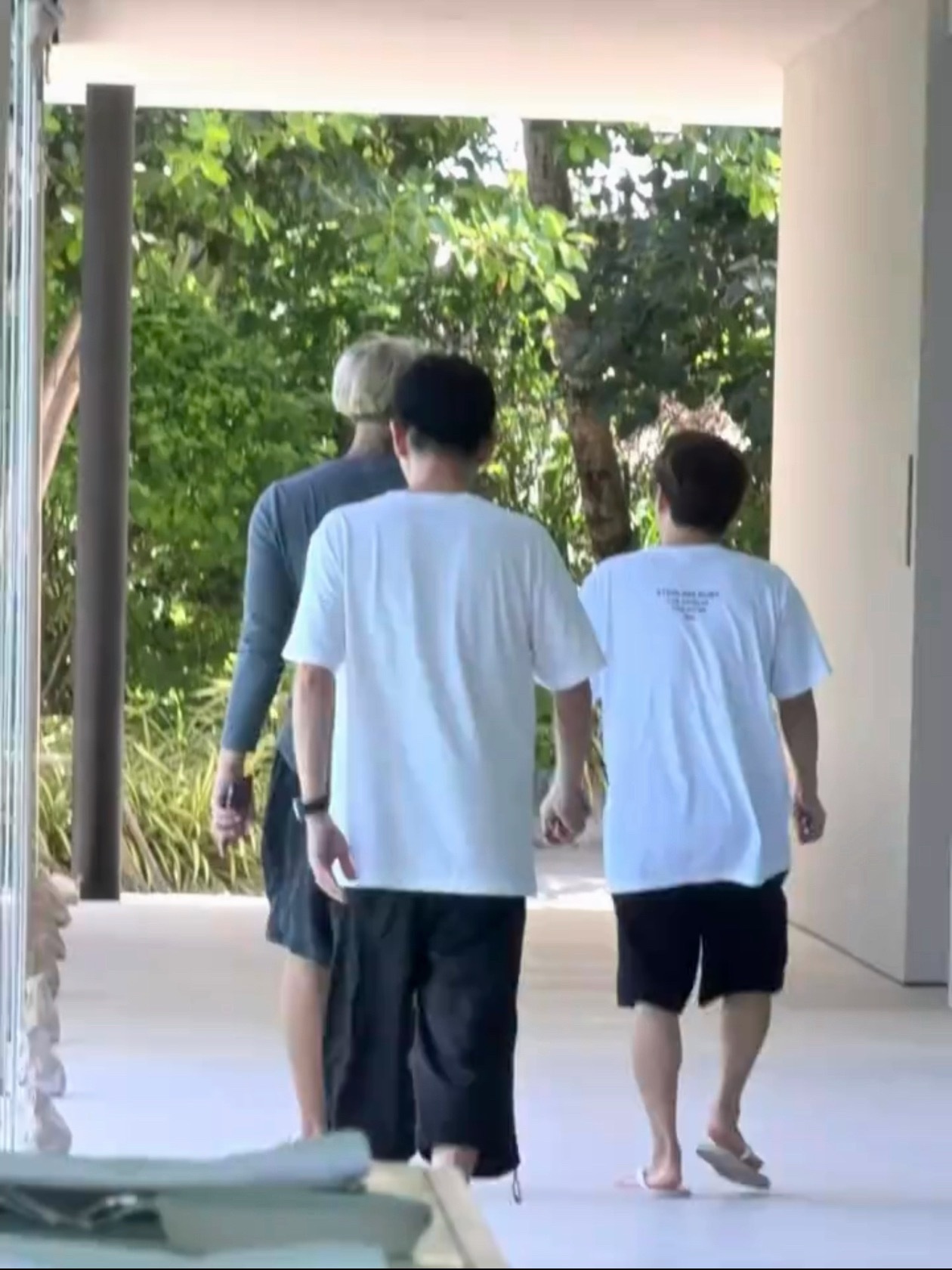偶遇黄子韬在马尔代夫。小姐姐在马尔代夫偶遇黄子韬，还拿到了亲签，恭喜～ ​​​