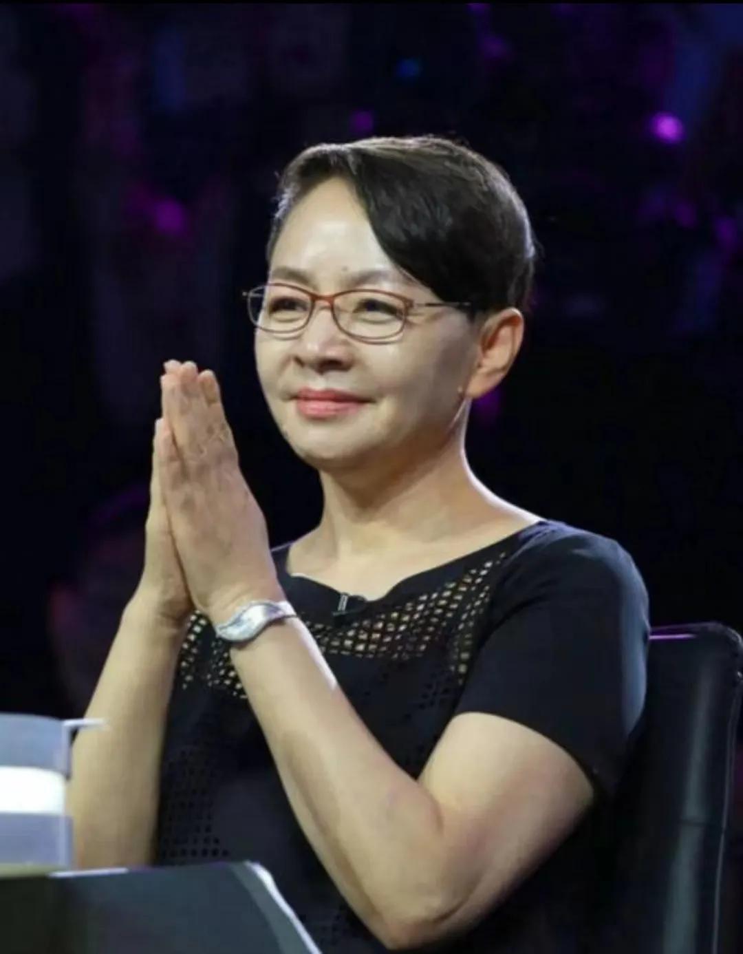 一次，宋丹丹儿媳说，自己刚生完儿子下不来奶，疼得哭，自己的亲妈都说：“怎么回事？