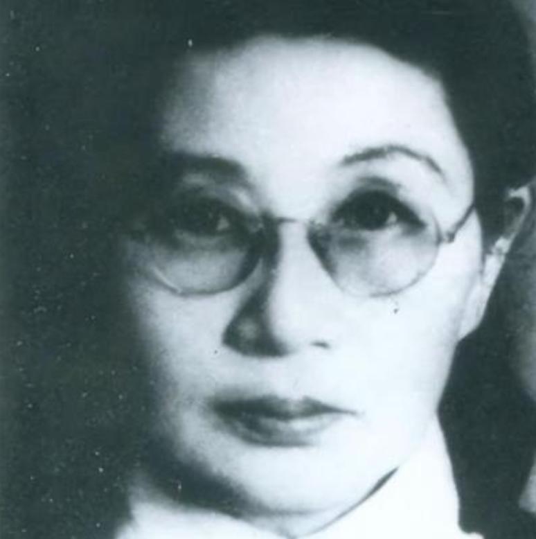 1909年，16岁的白薇被丈夫搬板凳砸断脊背，婆婆扑上来生生咬断她的脚筋，她拖着