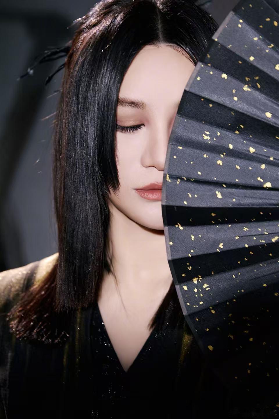 尚雯婕尚雯婕听王濛唱歌笑容消失浪姐直播一来一回交流超有爱，互帮互助氛围感拉满 