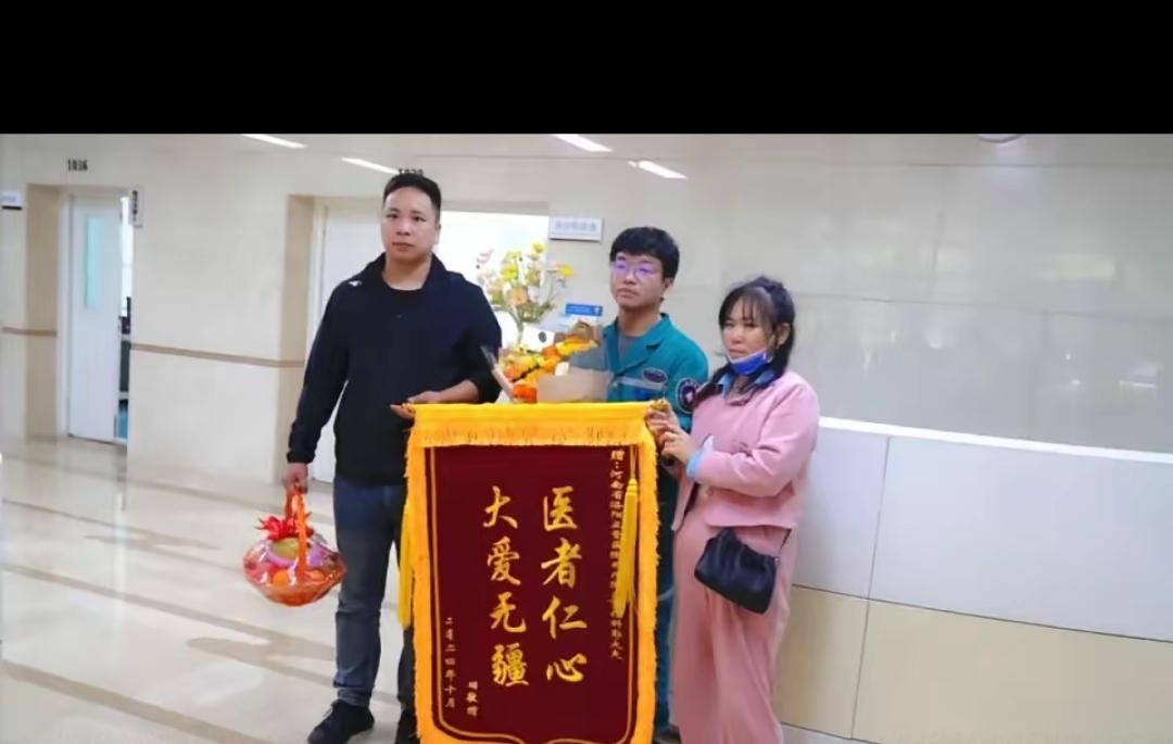 太暖了！郑州医生取生日蛋糕遇店家关门，连拨20通电话只听到含糊呓语，没有抱怨愤怒