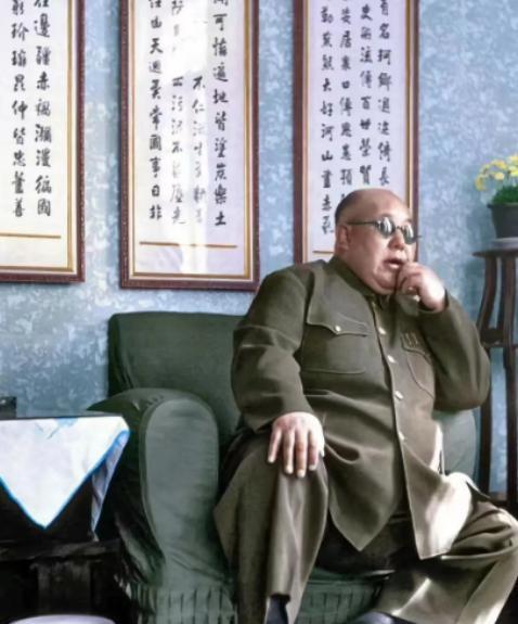 1956年，逃到美国后的马鸿逵在私人公寓内，挺着腐败的大肚子，享受着别人给他做的