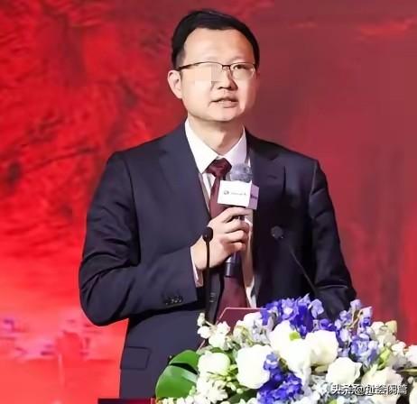 不知道是酒后一时失德还是惯犯，外表看起来感觉挺斯文的博士，研究所所长，竟然干出这