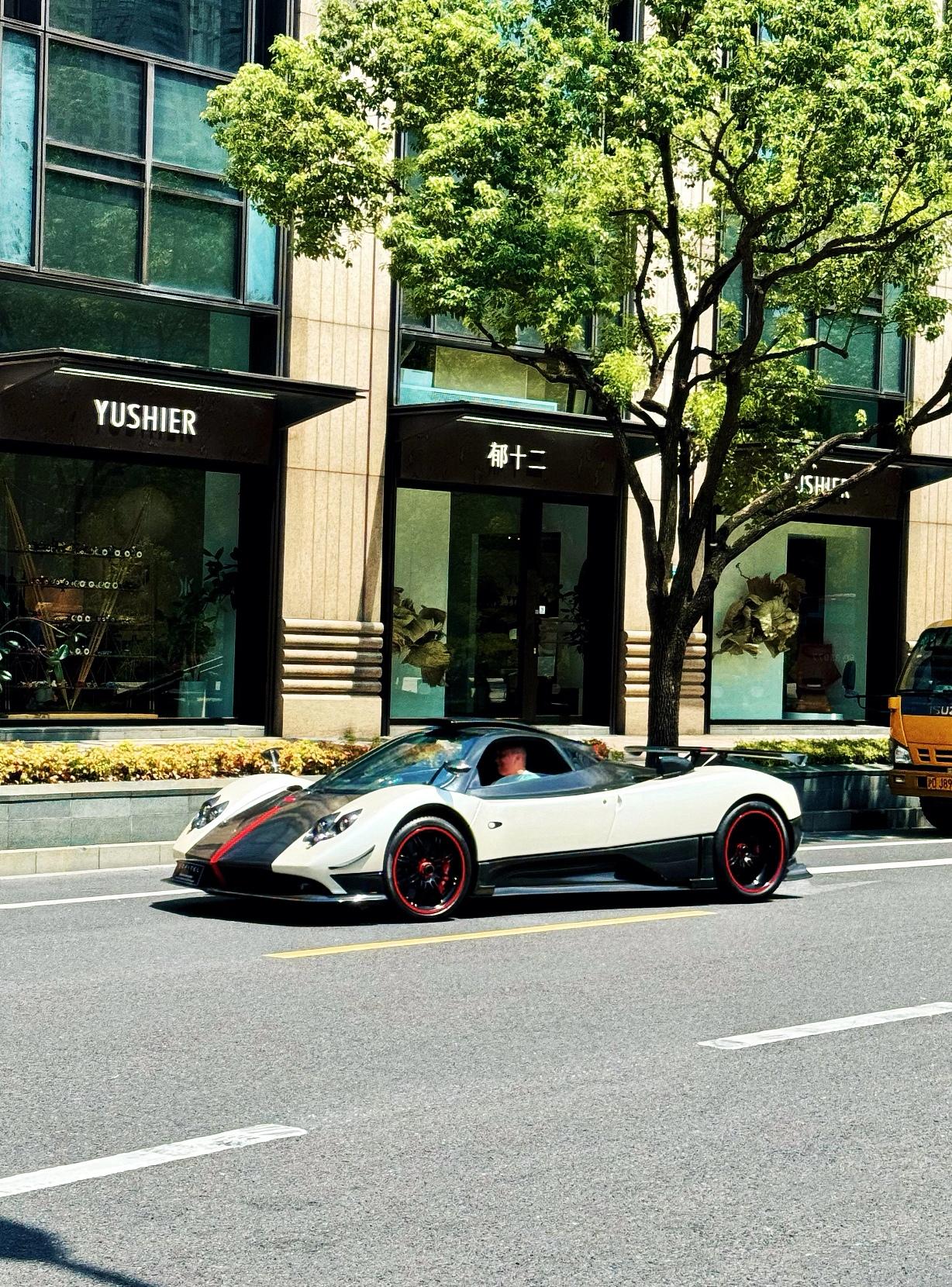 上海｜今日Uno咖啡店开业到场的Zonda Cinque｜Source...