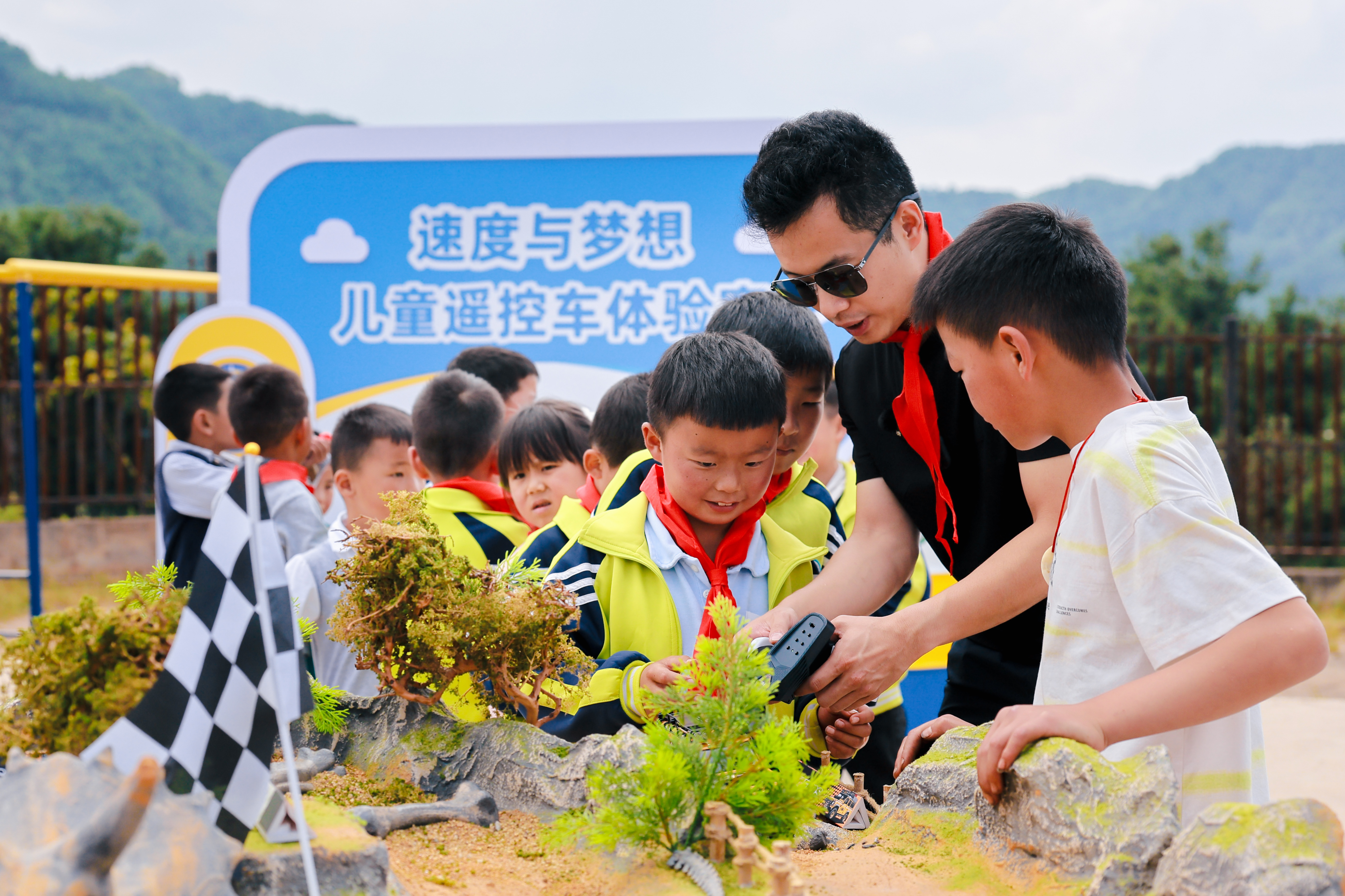 这是我第一次去较大规模的公益活动，一起来的还有奥运冠军和达喀尔车手老师。说实话我