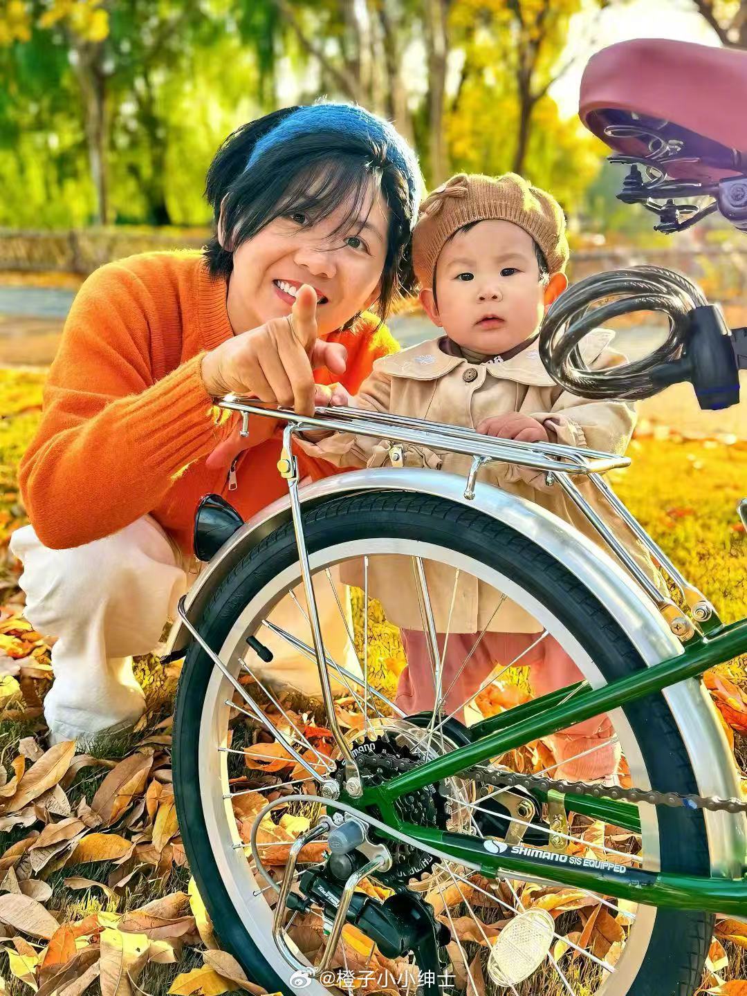 🌿秋日亲子骑行｜把温柔和风景一起装进风里骑上小绿车，迎着暖阳出发。后座的宝宝抓