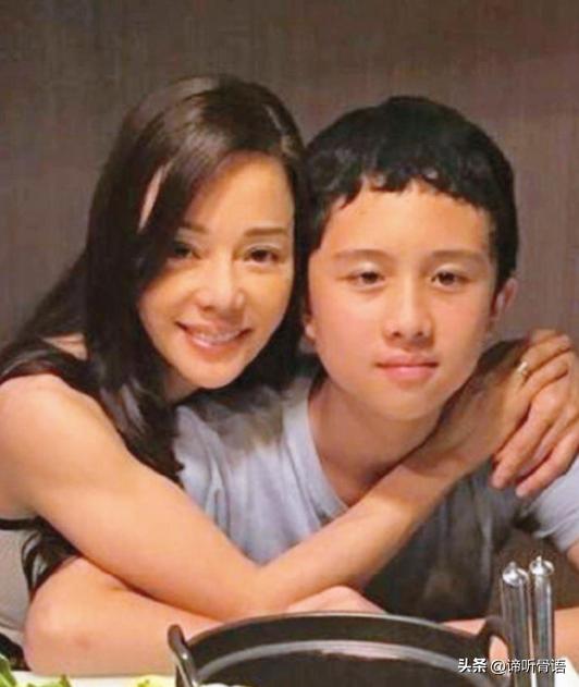 畸形的爱到底有多可怕？台湾女星狄莺，坚持母乳喂养12年，与儿子同床15年，就连儿