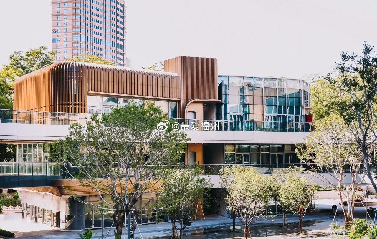 鼓楼区以福州千分之三的陆域面积，贡献了超20%的经济总量

年均GDP增速5.8