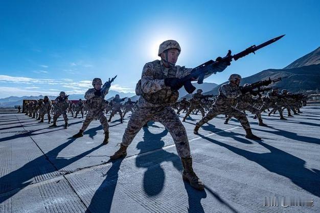 中国西藏军区某旅千人演练刺“杀”声震耳发聩，场面恢宏，让人热血沸腾。
  近期，