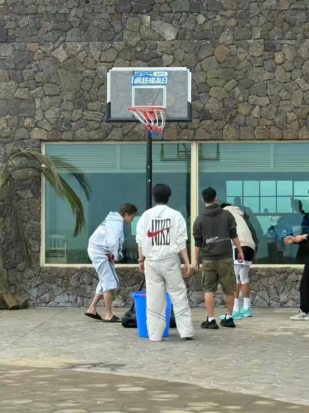 张家齐自己去客栈报名当客人， 竟然这么惊喜，张家齐妹妹来客栈当客人了，还是朋友给