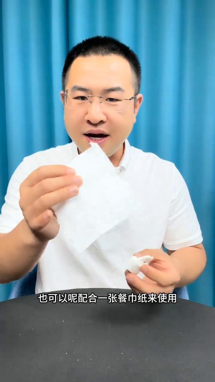 注意看，这名男子嘴巴竟然可以吐出十几米的蜘蛛丝，现场两百五十名观众看的目瞪口呆。