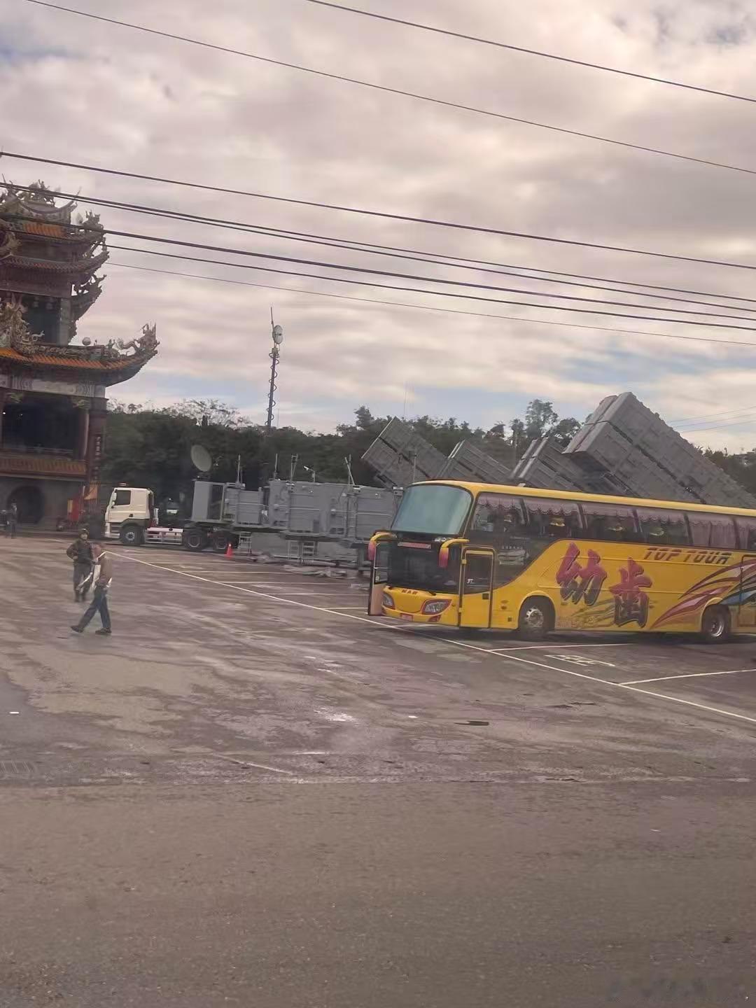 东部战区圆满完成正义使命演习正义使命2025演习画面 昨日，网络上出现了岛内民众