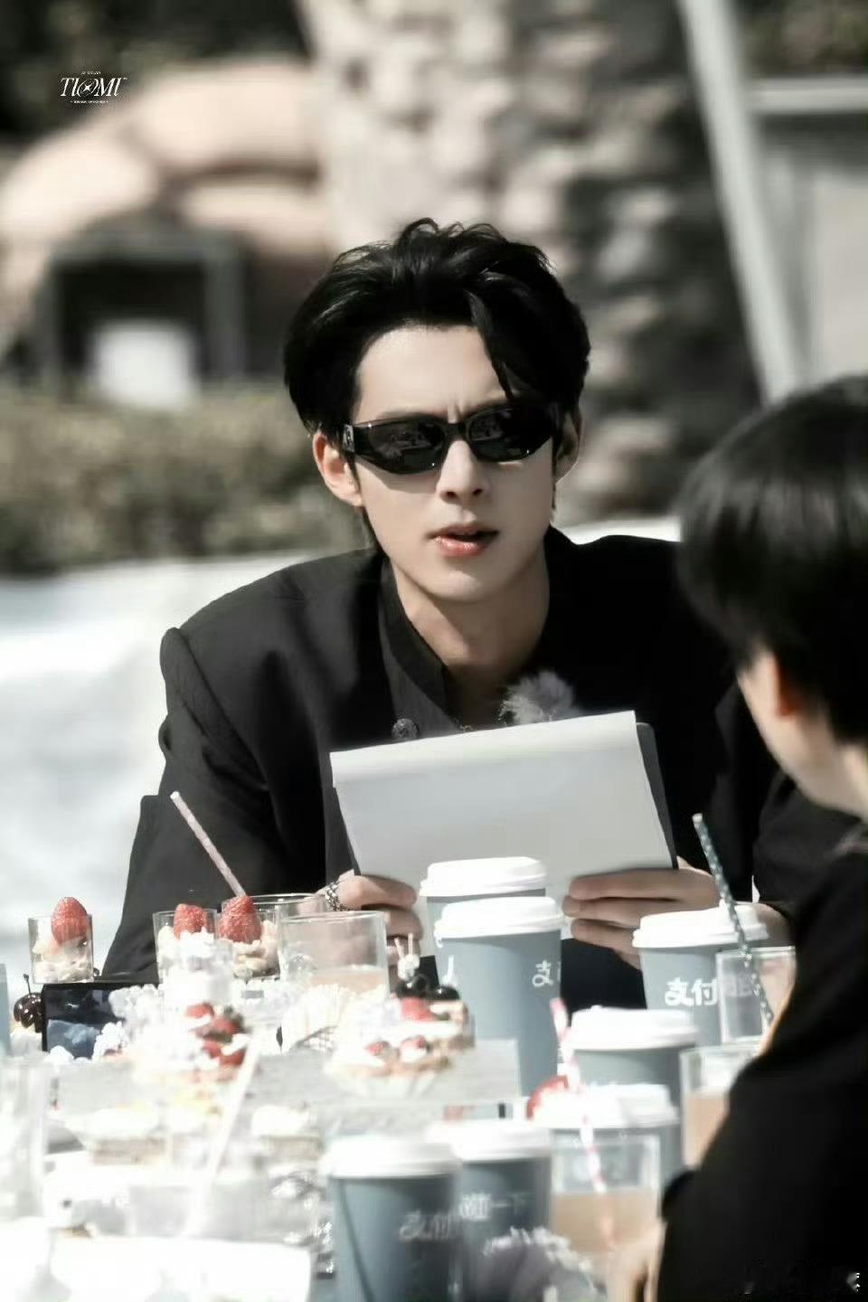 王鹤棣亲爱的客栈抱娃路透谁能拒绝温柔抱娃的王鹤棣！高大的身形抱着小朋友，动作娴熟