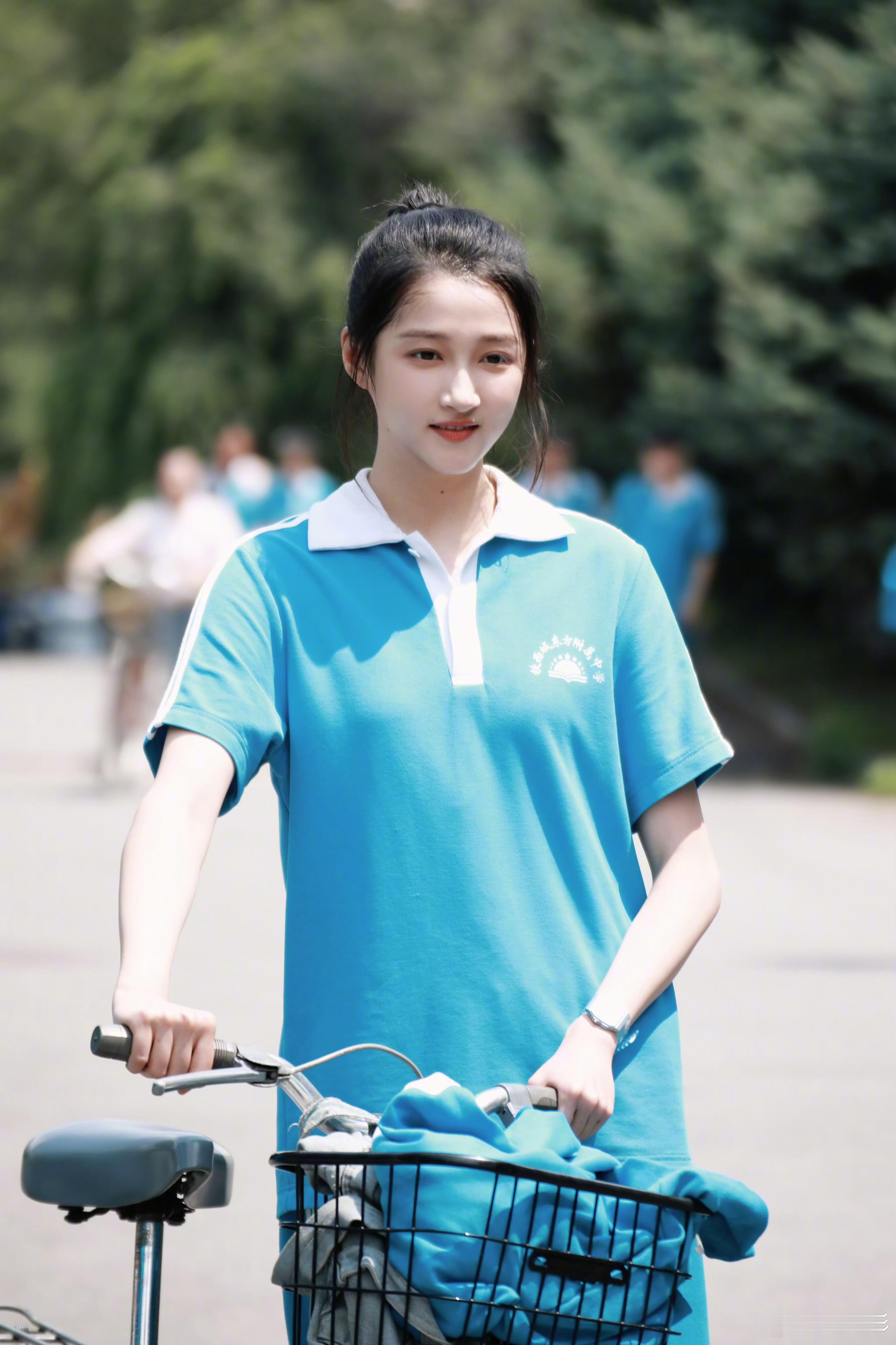 关晓彤这张脸一出现就很让人信服，校服一穿，就是刚从教室跑出来的清纯女高。 