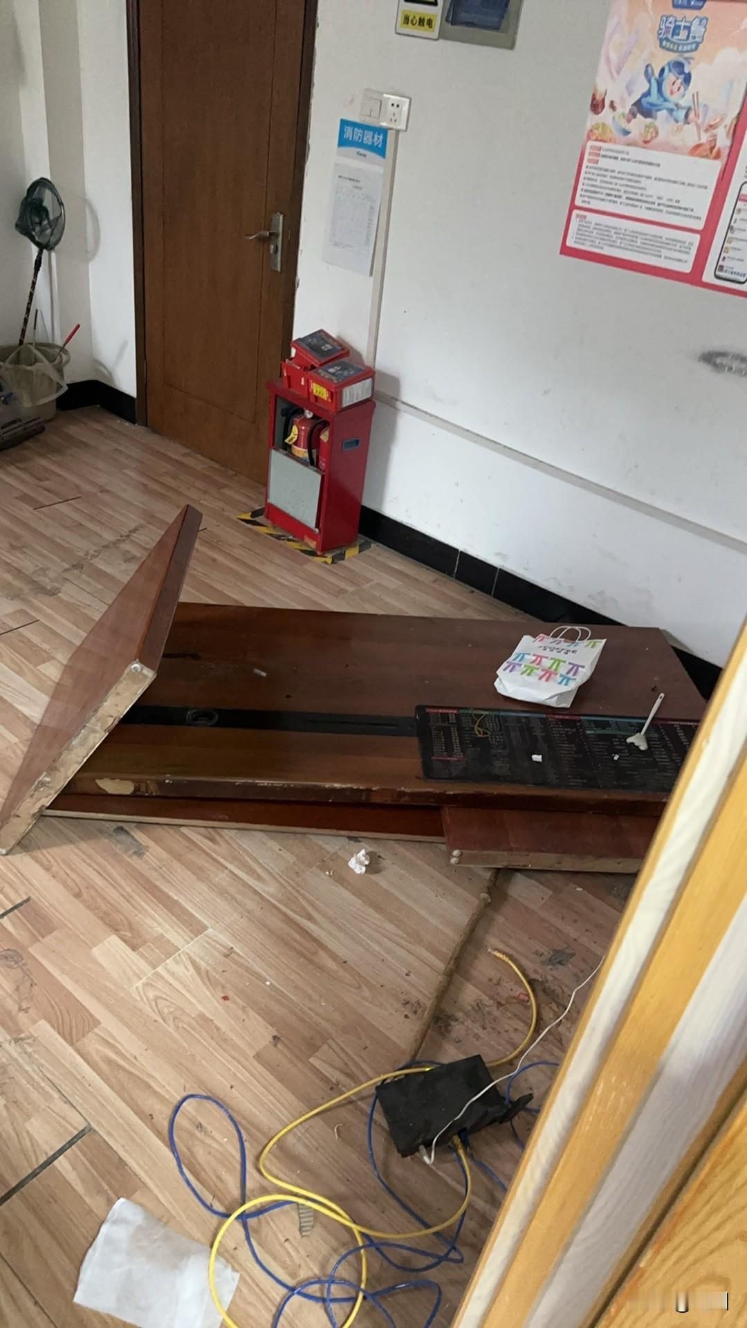 桌子坏了，要不要买一个新的？[祝福]