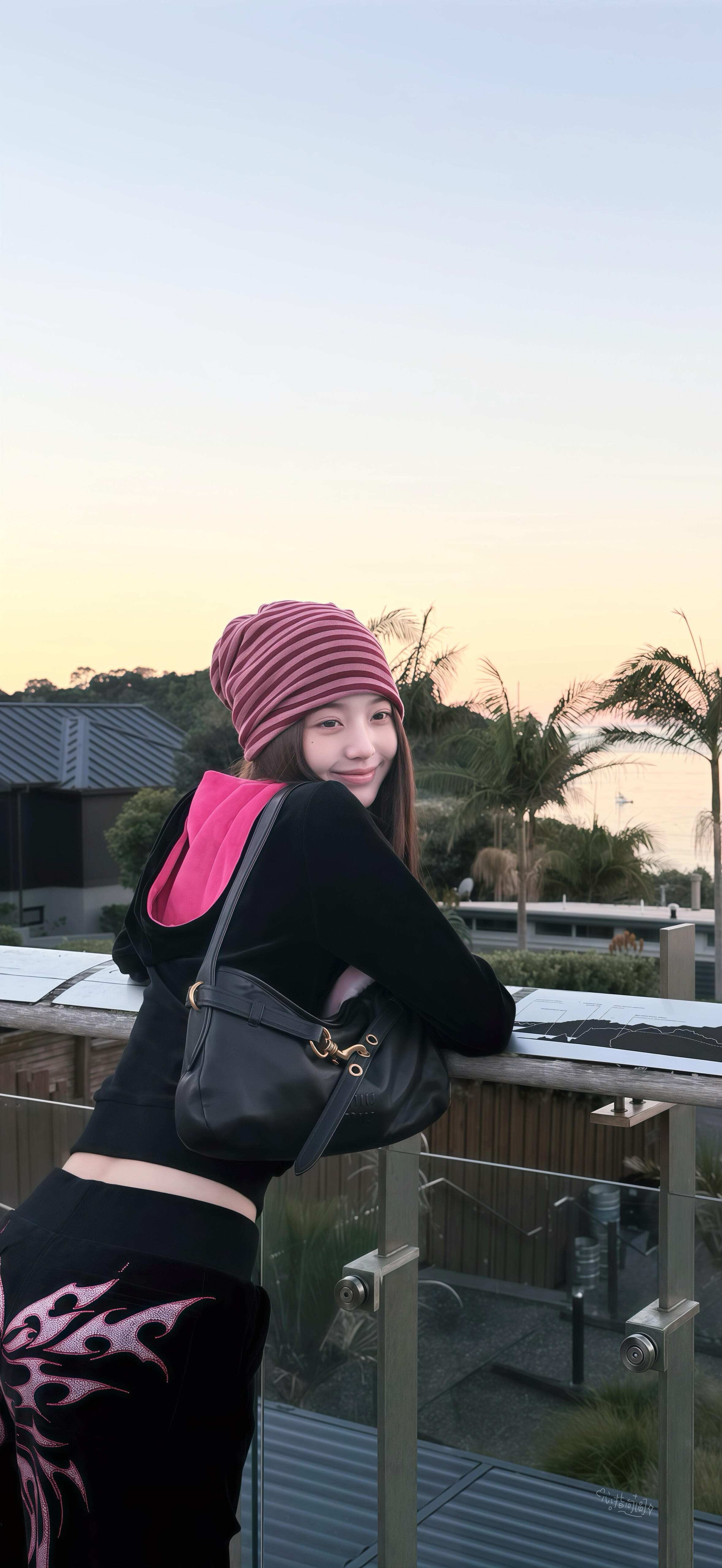 张元英/壁纸分享 明明心里很喜欢说的是距离。因为害怕被伤害。所以就不敢重来 