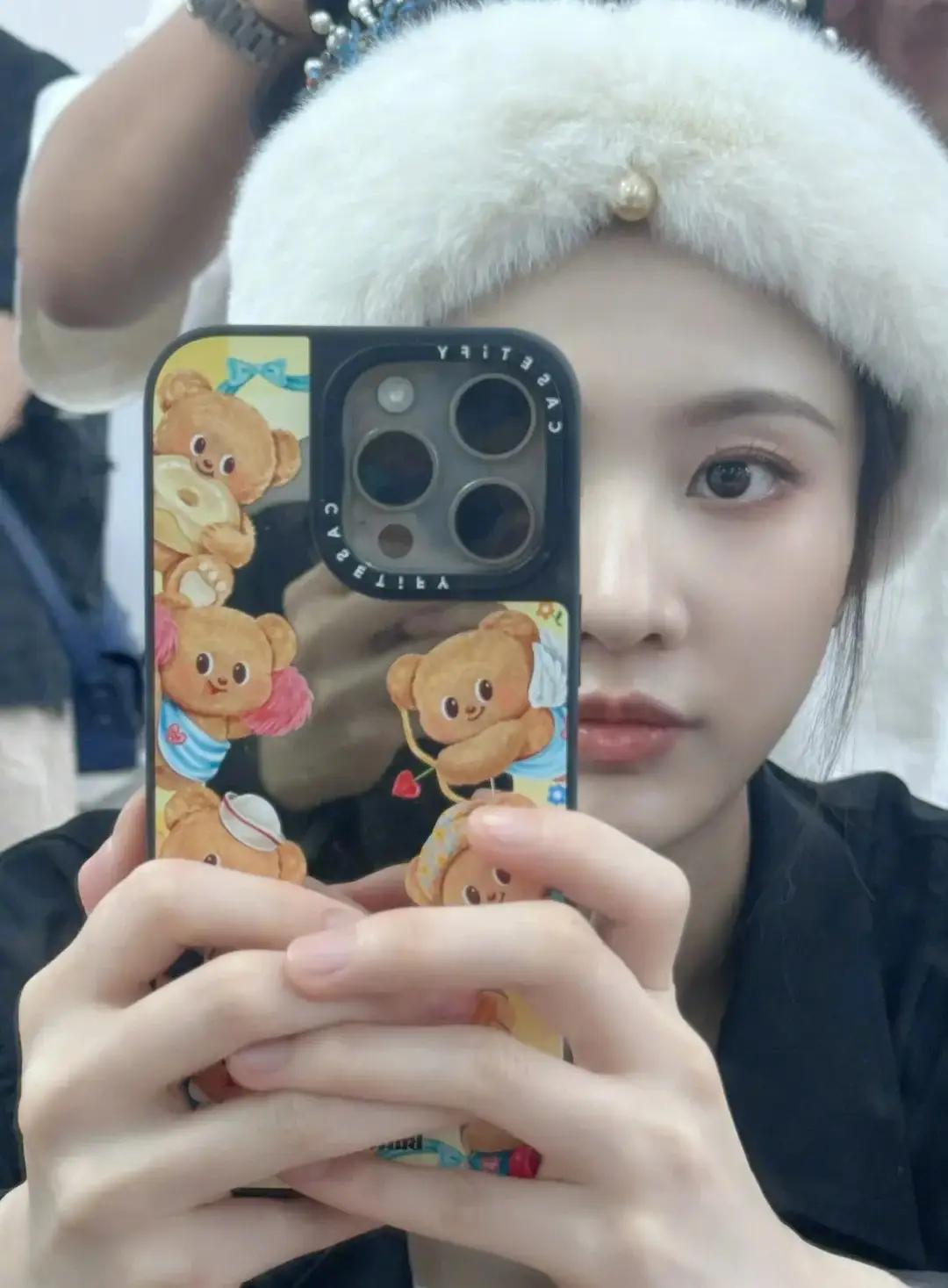 张慧雯手如柔荑，肤如凝脂！