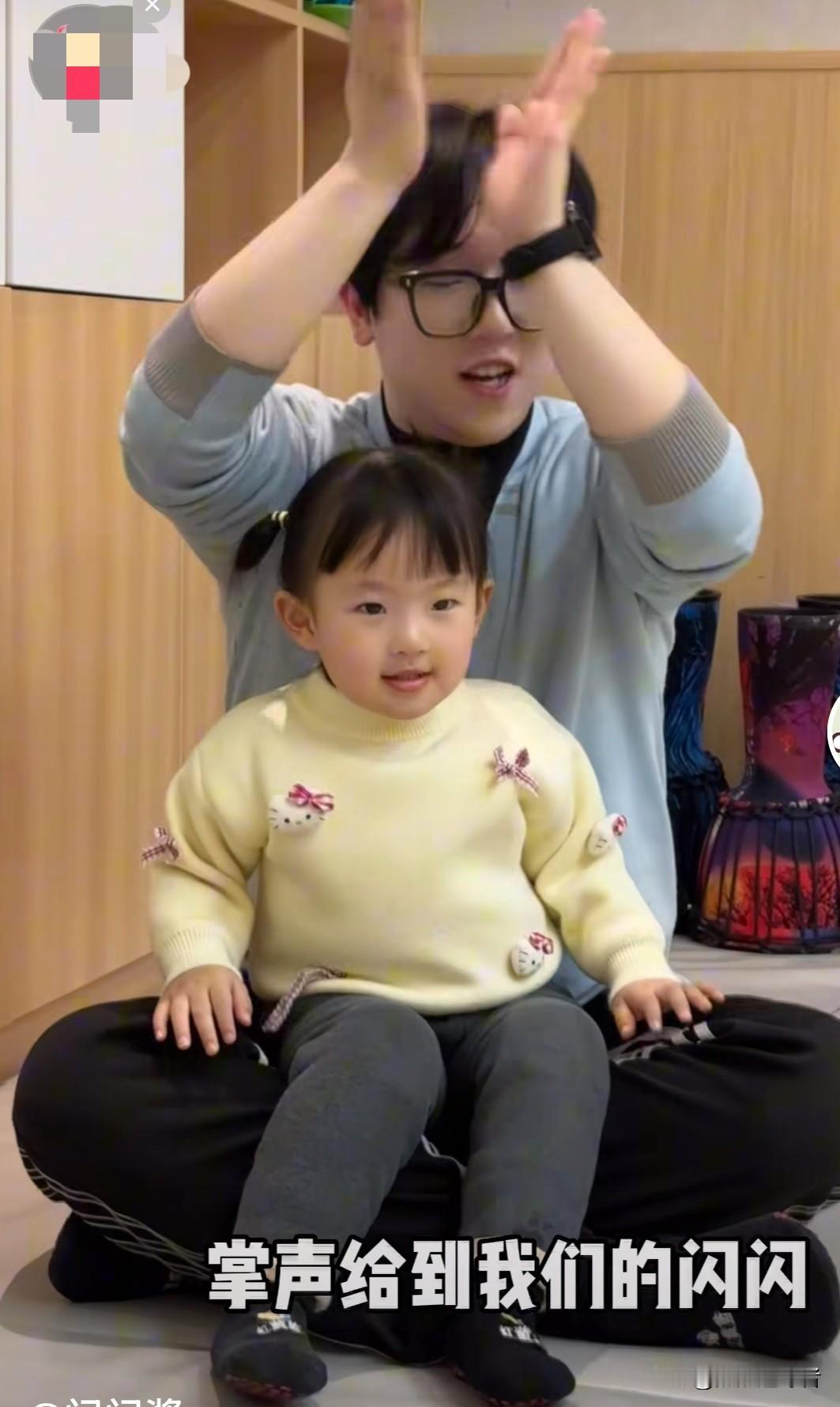 今天中午，黄一鸣更新了一则闪闪的视频。视频中，培训班老师问道：“下一个谁来？”闪