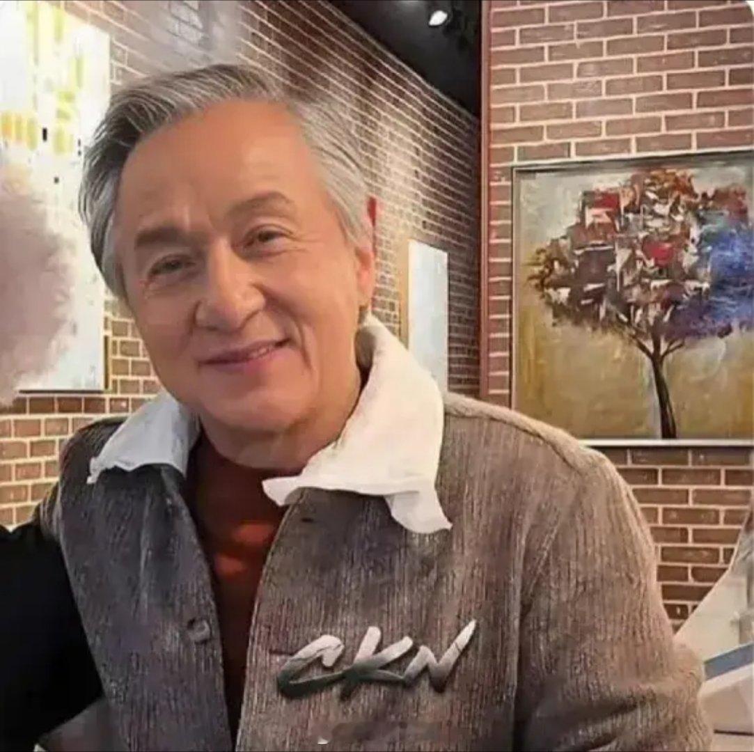 成龙已经70岁了感觉成龙仿佛不会老一样，虽然今年头发白了不少，但是精气神还是很充