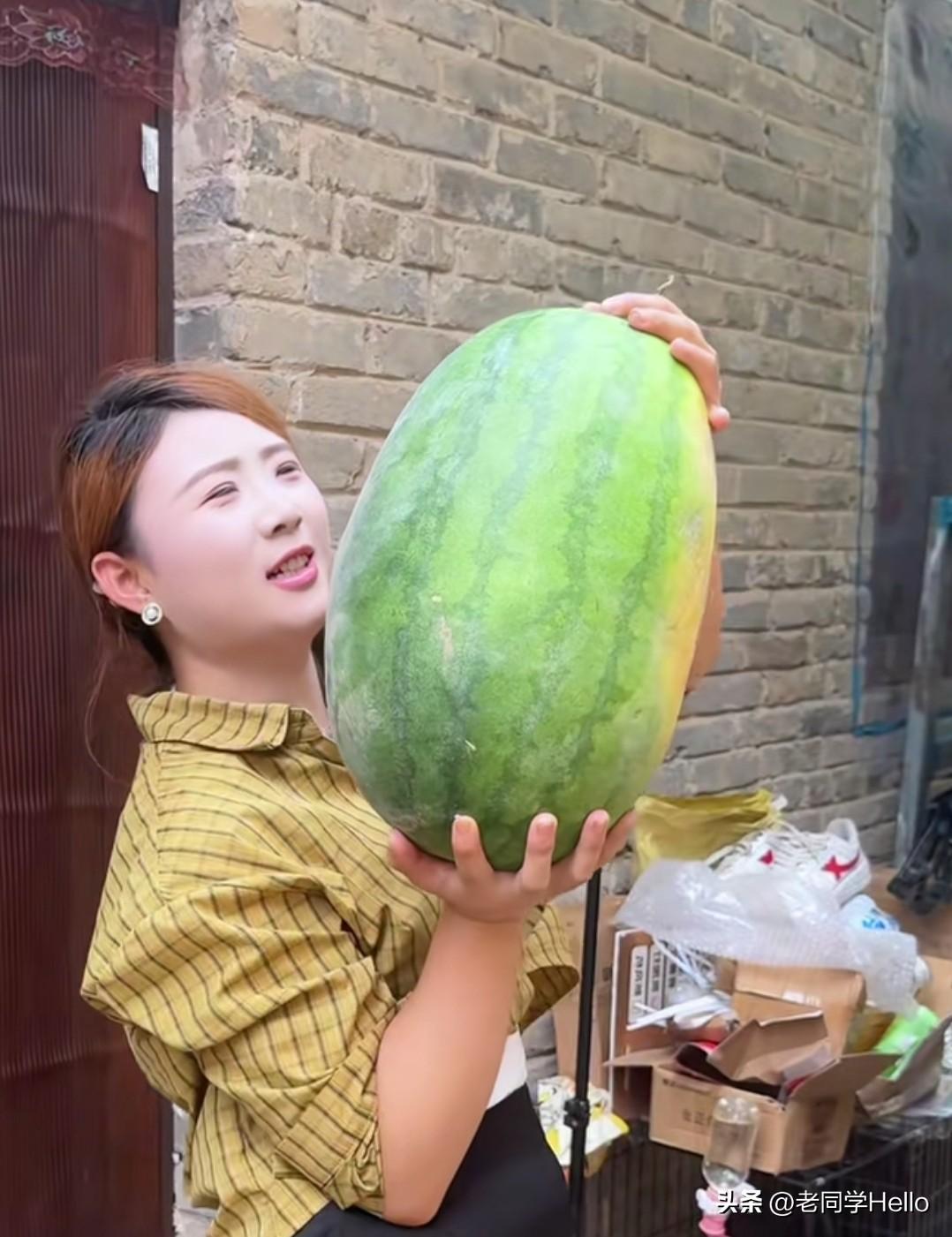 收到网友不少留言建议后，瑞瑞用心做出手工西瓜酱豆。
 
她和弟弟忙活许久，精心熬