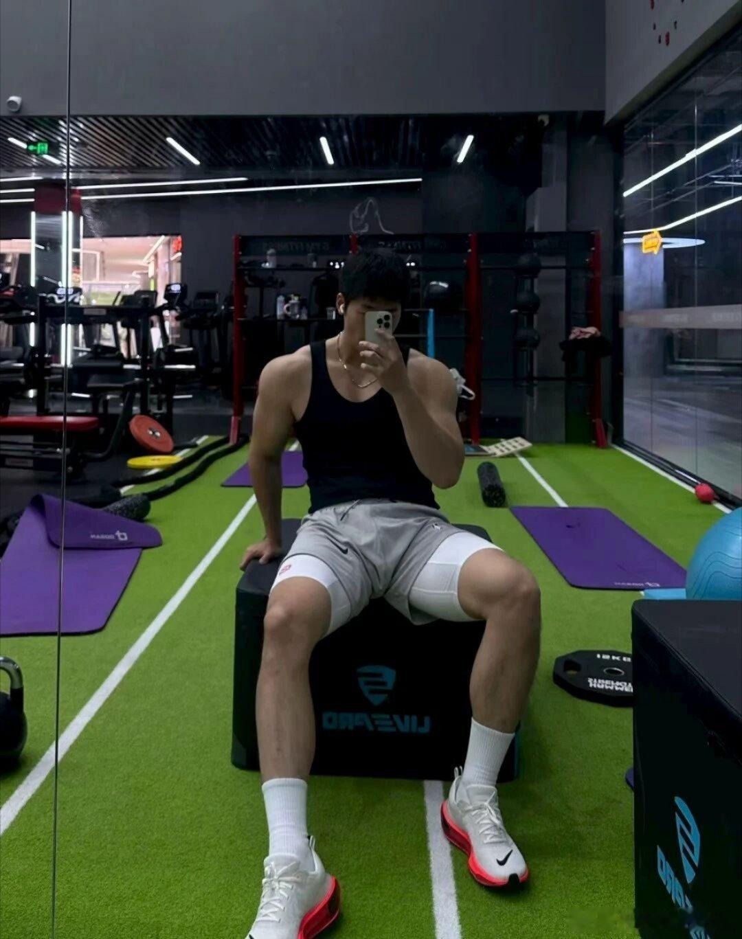 健身房自拍姿势 运动后的放松时刻 健身房自拍技巧 健身房日常打卡 健身镜前拍照技