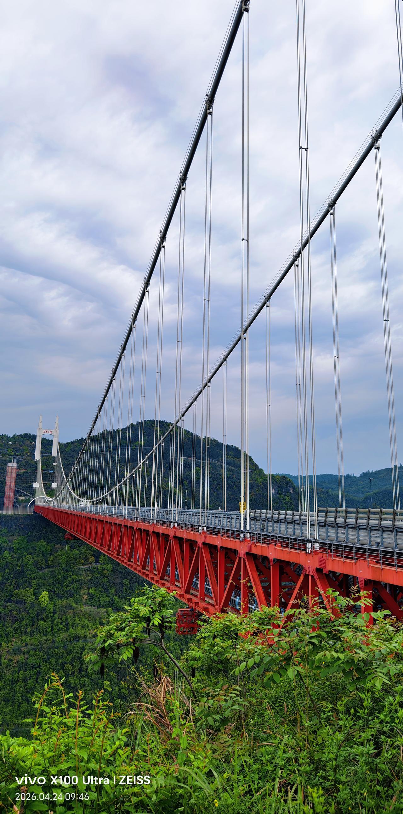 漫步观光通道、走上惊险玻璃栈道，凭栏远眺，既能切身感受大国工程的磅礴气魄，又能将