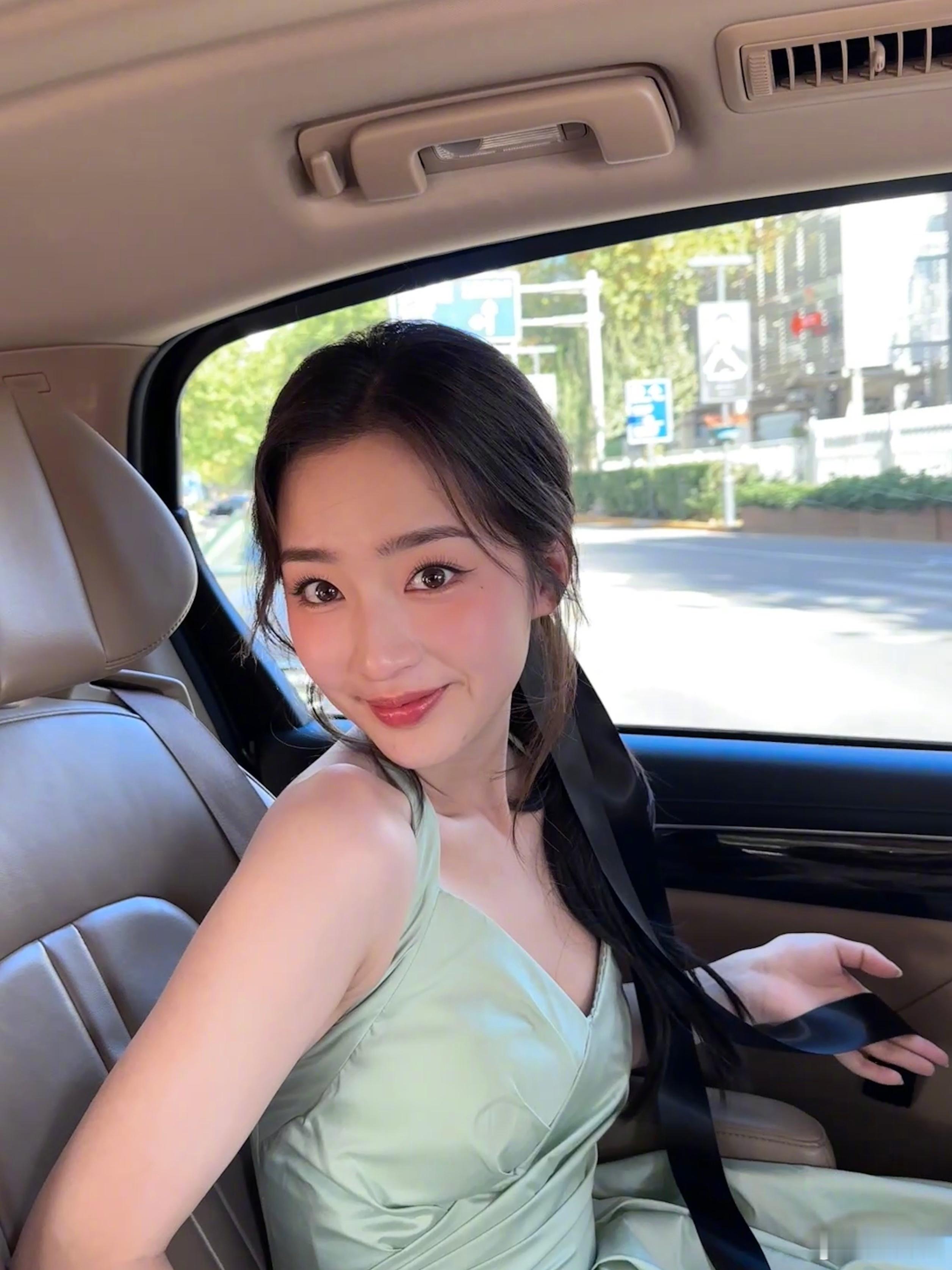 #邓恩熙 少女的青苹果感# 邓恩熙以其独特的少女青苹果感惊艳众人。她的造型展现出