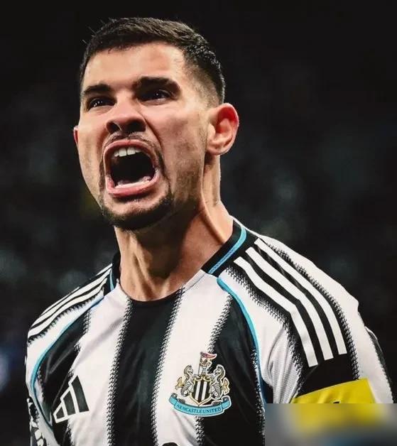 “怪我！” 埃迪豪刚说完，更衣室几个大佬就摔了杯子。纽卡被死敌双杀，天，真的要塌