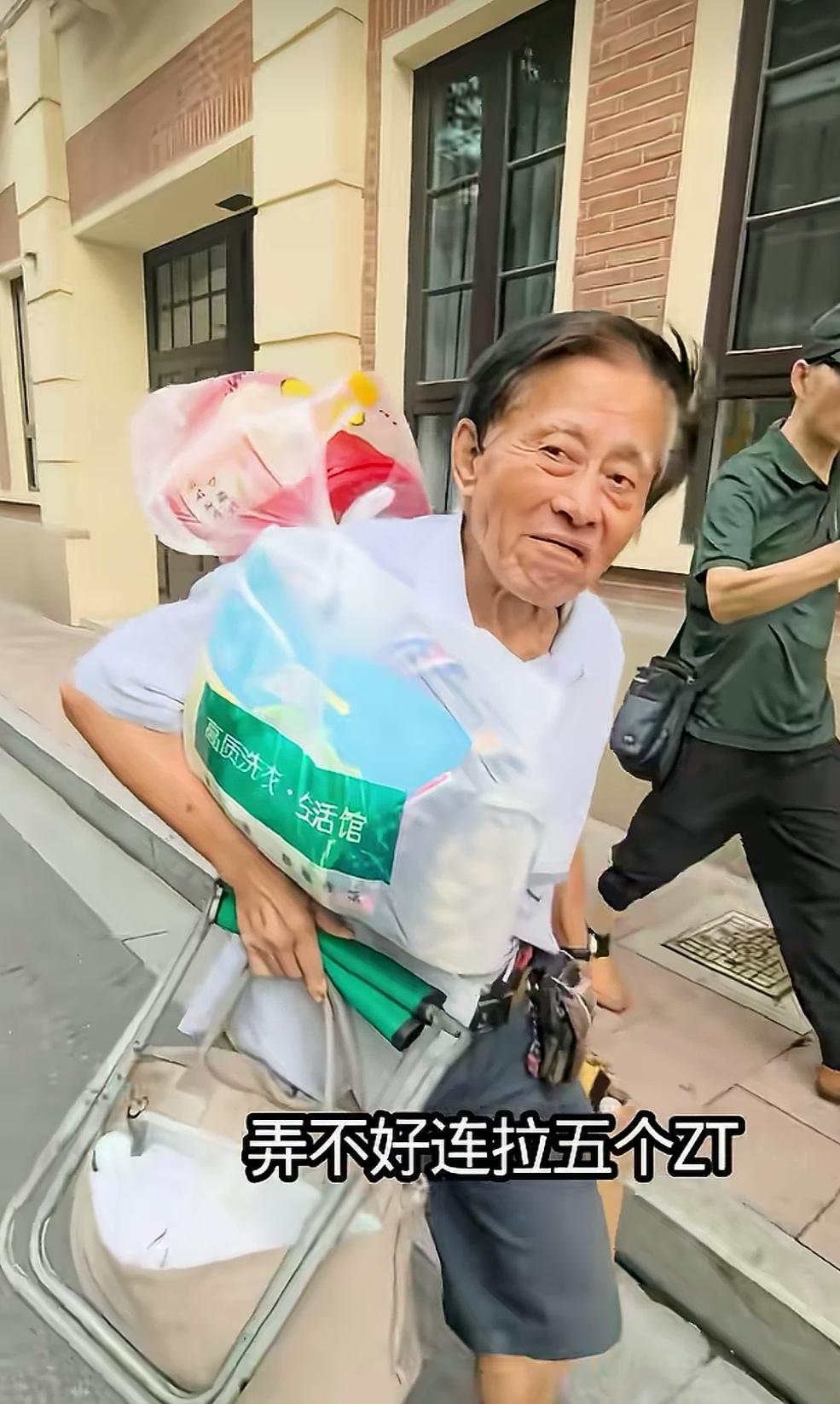 今朝爷叔大丰收！走路“带风”，看样子心情十分愉快！
        很多人在评论
