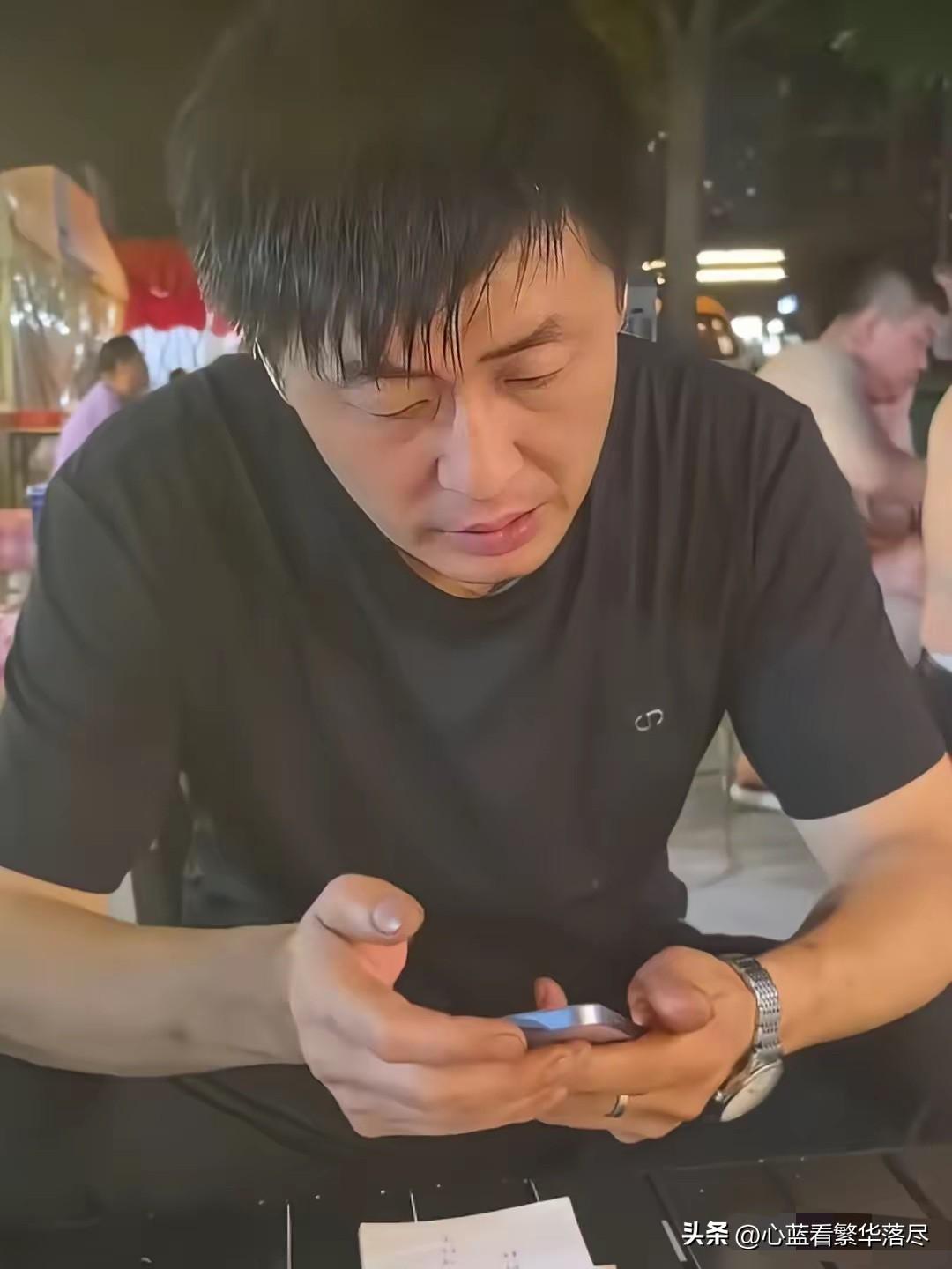 “终于看到了干烧烤的张老师！”，河南平顶山这位烧烤摊老板，跟张雪峰实在是太像了！