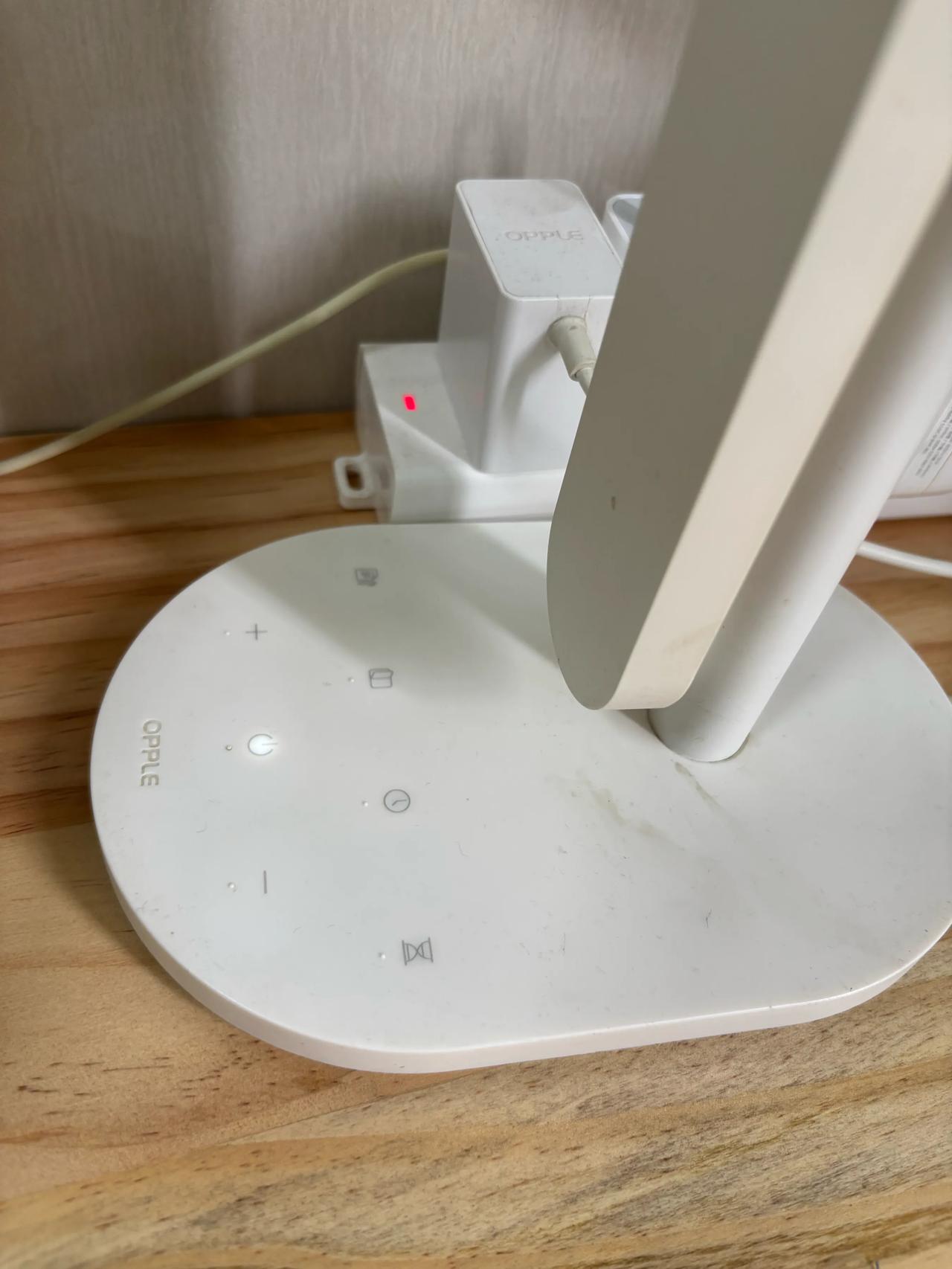 这款台灯简直不要太好用
我买来用了好几年了一点问题都没有
他可以定时
可以用来阅