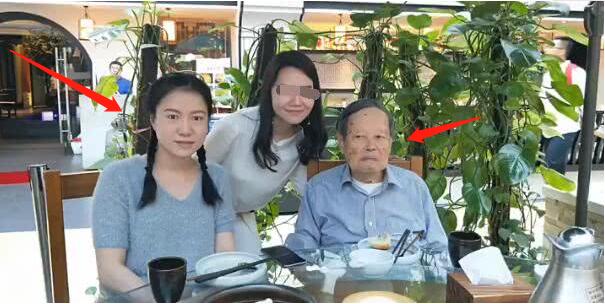 杨振宁和翁帆其实蛮有夫妻相的，同款脸型。他们岁数相差那么多，也携手走了那么多年，