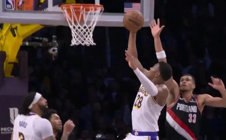 NBA常规赛继续进行，洛杉矶湖人队（13胜11负）止住连败。勒布朗缺席的情况下戴