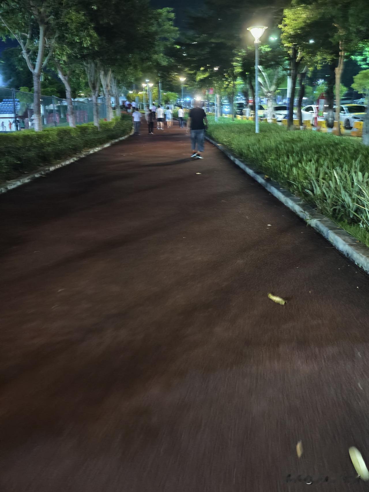 强烈谴责在运动区域抽烟[笑哭][笑哭][笑哭]
一边抽烟，一边散步，这是害人害己