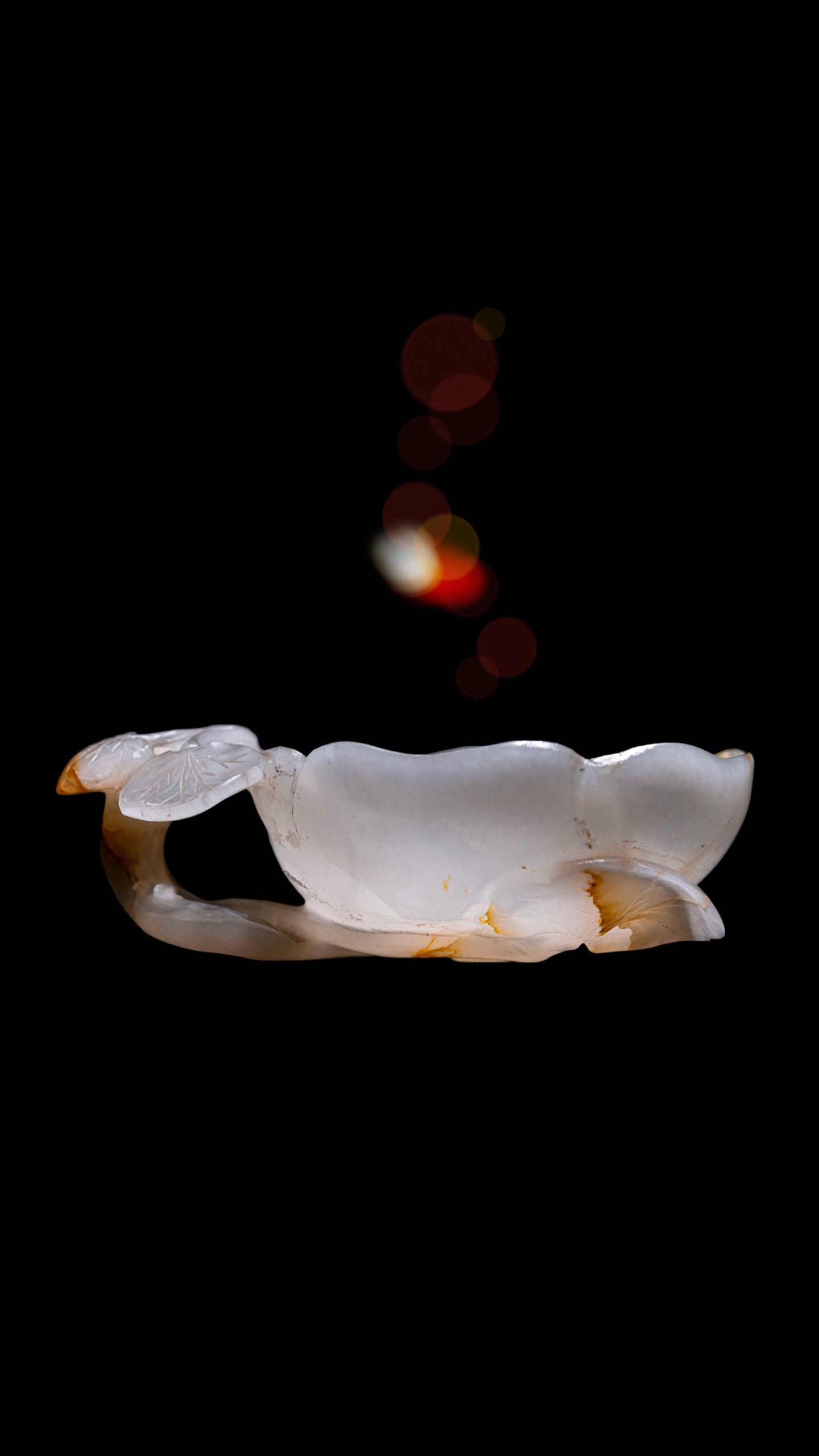 明代•白玉花形杯。端书洗砚更焚香，冷淡生涯与转长 二十四桥红叶遍，雁声...