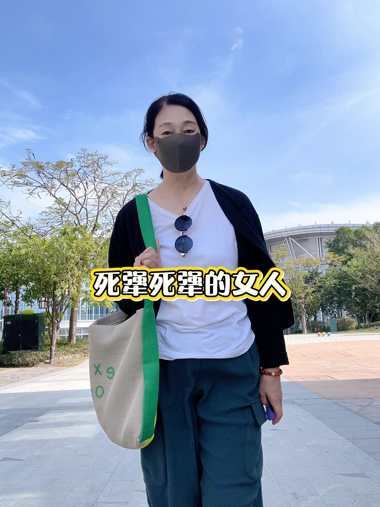终究还是穿不了碎花裙，做不了那娇滴滴的女子，更不懂polo衫的深情，死犟死犟才是
